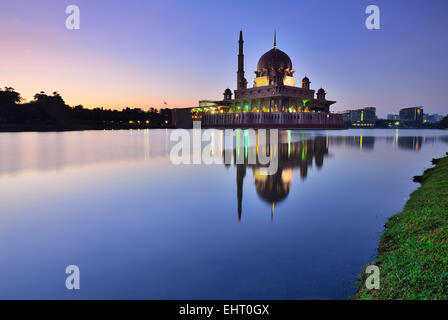 Silhouette von Putrajaya Moschee bei Sonnenaufgang. Stockfoto