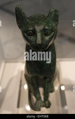 Athen, Griechenland. 17. März 2015. Bronze Katze Sarkophag Weihgabe Göttin Bastet. Antiquitäten, ausgewählt aus der unbekannten Welt der Lagerräume, eine nach der anderen entstehen alle zwei Monate Everfrom ihre sicheren Zustand der Dunkelheit ins Licht, lädt die Fans der seltenen Momente, ihre Geschichten und Erzählungen zu erfassen. Nationales Archäologisches Museum. © Aristidis Vafeiadakis/ZUMA Draht/Alamy Live-Nachrichten Stockfoto