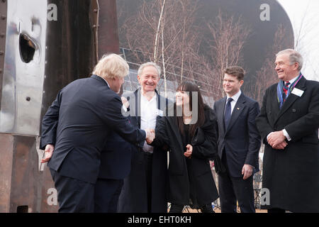 Londoner Bürgermeister Boris Johnson schüttelt die Hand mit dem amerikanischen Künstler Miya Ando wie bei 9/11-Stahl-Skulptur enthüllt ist seine ständige Heimat im Queen Elizabeth Olympic Park Stockfoto