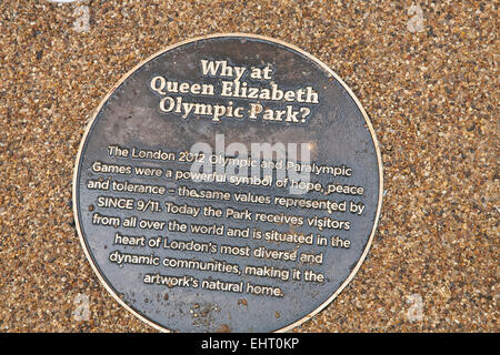 Plaque durch die 9/11-Stahl-Skulptur, die im Queen Elizabeth Olympic Park zuhause seine ständigen vorgestellt wurde Stockfoto