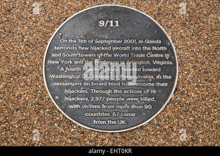 Plaque durch die 9/11-Stahl-Skulptur, die im Queen Elizabeth Olympic Park zuhause seine ständigen vorgestellt wurde Stockfoto