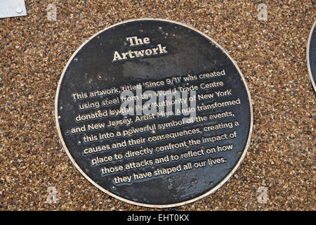 Plaque durch die 9/11-Stahl-Skulptur, die im Queen Elizabeth Olympic Park zuhause seine ständigen vorgestellt wurde Stockfoto