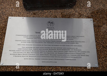 Plaque durch die 9/11-Stahl-Skulptur, die im Queen Elizabeth Olympic Park zuhause seine ständigen vorgestellt wurde Stockfoto