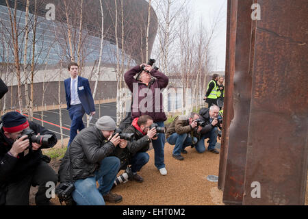 Fotografen durch die 9/11-Stahl-Skulptur, die im Queen Elizabeth Olympic Park zuhause seine ständigen vorgestellt wurde Stockfoto