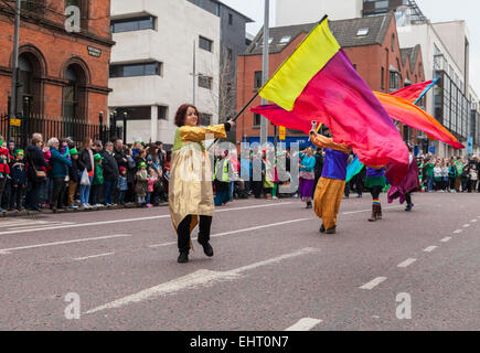 Belfast, Nordirland, Vereinigtes Königreich. 17. März 2015. Tausende stellte sich heraus, dass es sich für den St. Patricks Day Parade am Rathaus beginnend und endend in Custom House Square mit einem Konzert. Die Parade in der Victoria Street Credit: J Orr/Alamy Live News