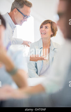 Mitarbeiter im Büro sprechen Tagung Stockfoto