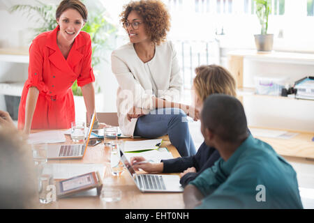 Mitarbeiter im Büro am Schreibtisch im Gespräch Stockfoto