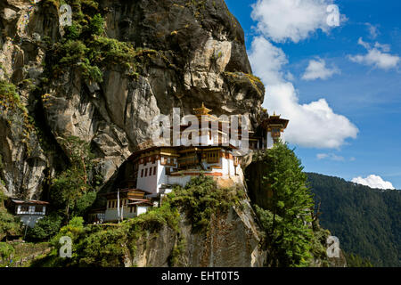 BHUTAN - Taktshang Goemba, (der Tiger Nest Kloster), thront auf der Seite einer Klippe hoch über dem Paro Tal. Stockfoto