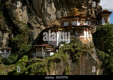 BHUTAN - Taktshang Goemba, (der Tiger Nest Kloster), thront auf der Seite einer Klippe hoch über dem Paro Tal. Stockfoto