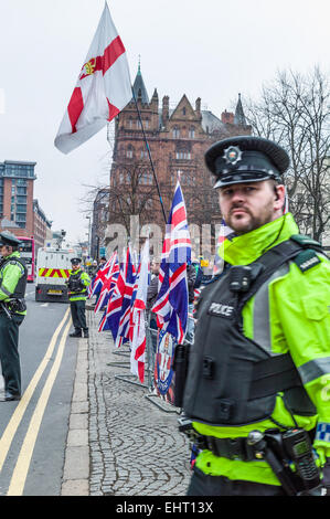 Rivalisierende Gruppen der Republikaner drapiert in irischen dreifarbig und Unionisten wehenden Union Fahnen Gesicht einander vor dem Rathaus. Stockfoto