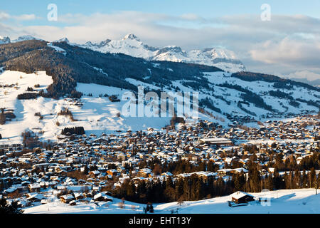 Ansicht von oben am Berg Dorf Megève, Französische Alpen Stockfoto