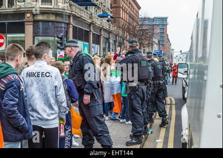 Rivalisierende Gruppen der Republikaner drapiert in irischen dreifarbig und Unionisten wehenden Union Fahnen Gesicht einander vor dem Rathaus. Stockfoto