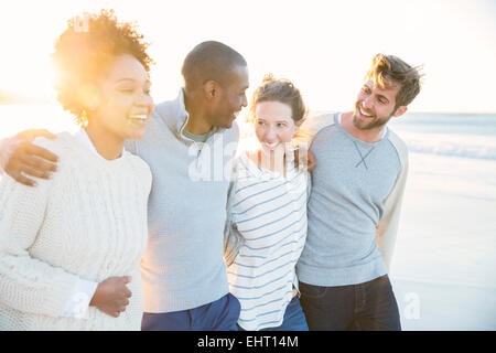 Gruppe von fröhlichen Freunden am Strand Stockfoto