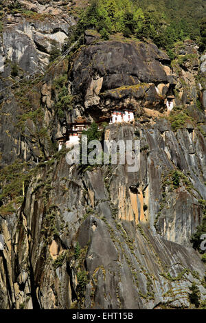 BHUTAN - Taktshang Goemba, (der Tiger Nest Kloster), thront auf der Seite einer Klippe hoch über dem Paro Tal. Stockfoto