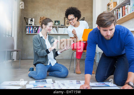 Drei junge Menschen, die gemeinsam im studio Stockfoto