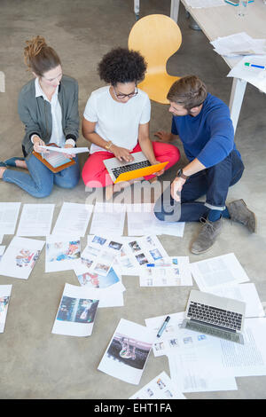 Drei junge Menschen am Boden sitzen und gemeinsam im studio Stockfoto