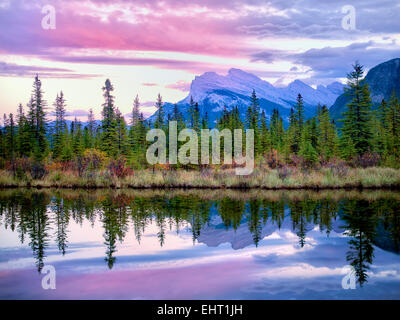 Vermillion Seen und Mt. Rundle mit Sonnenuntergang Spiegelung. Banff Nationalpark, Alberta Kanada Stockfoto