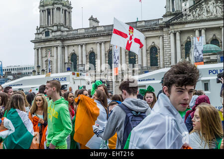 Rivalisierende Gruppen der Republikaner drapiert in irischen dreifarbig und Unionisten wehenden Union Fahnen Gesicht einander vor dem Rathaus. Stockfoto