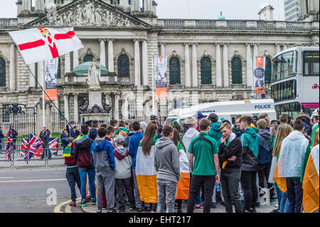 Rivalisierende Gruppen der Republikaner drapiert in irischen dreifarbig und Unionisten wehenden Union Fahnen Gesicht einander vor dem Rathaus. Stockfoto