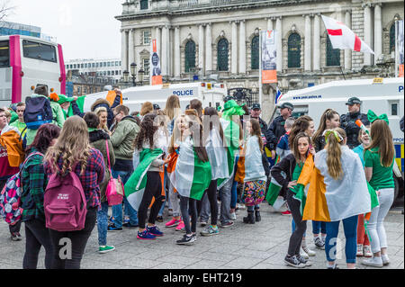 Rivalisierende Gruppen der Republikaner drapiert in irischen dreifarbig und Unionisten wehenden Union Fahnen Gesicht einander vor dem Rathaus. Stockfoto