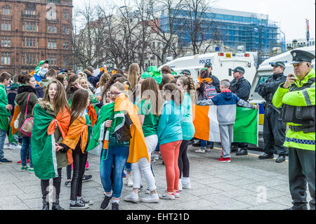 Rivalisierende Gruppen der Republikaner drapiert in irischen dreifarbig und Unionisten wehenden Union Fahnen Gesicht einander vor dem Rathaus. Stockfoto