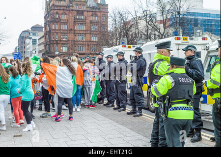 Rivalisierende Gruppen der Republikaner drapiert in irischen dreifarbig und Unionisten wehenden Union Fahnen Gesicht einander vor dem Rathaus. Stockfoto