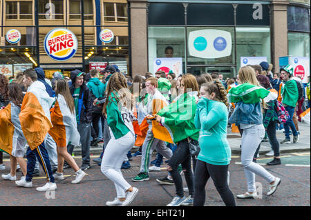 Rivalisierende Gruppen der Republikaner drapiert in irischen dreifarbig und Unionisten wehenden Union Fahnen Gesicht einander vor dem Rathaus. Stockfoto