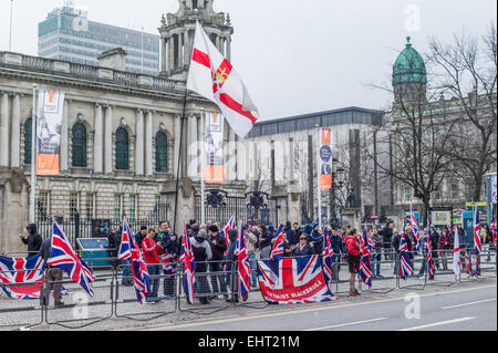 Rivalisierende Gruppen der Republikaner drapiert in irischen dreifarbig und Unionisten wehenden Union Fahnen Gesicht einander vor dem Rathaus. Stockfoto