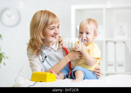 Arzt hält Inhalator Maske für Kind-Atmung Stockfoto