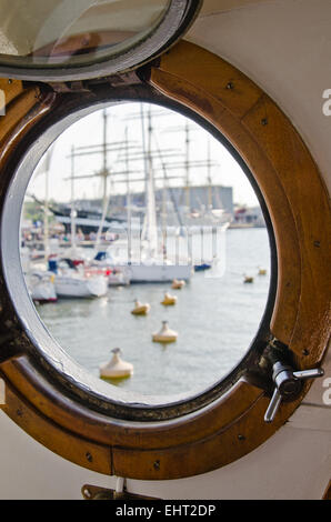 Fenster des Schiffes, Nahaufnahme Stockfoto