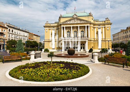 Kasalisni Park und Theatergebäude in Rijeka, Kroatien Stockfoto