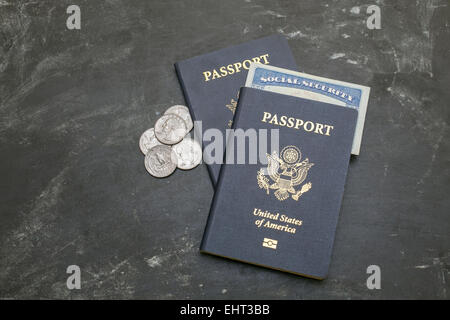 Zwei US-Reisepässe auf schwarzem Hintergrund. Amerikanische Staatsbürgerschaft. AHV-Ausweis in einem Dokument. Reisen auf der ganzen Welt. Münze Stockfoto