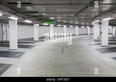 Innenseite & leer freie Stellplätze in unterirdischen mehrstöckigen / Ebene Parkhaus von Q-Park betrieben. Cavendish Square. London-UK Stockfoto