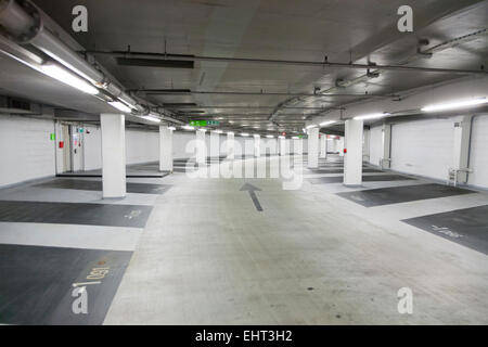 Innenseite & leer freie Stellplätze in unterirdischen mehrstöckigen / Ebene Parkhaus von Q-Park betrieben. Cavendish Square. London-UK Stockfoto