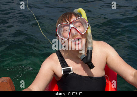 Frau entstehende Meer nach Schnorcheln in Nylon Pool in Tobago West Indies Stockfoto