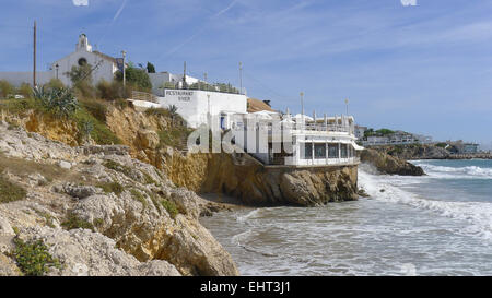 Kirche von Sant Sebastià und ein Restaurant mit Blick auf Meer im Badeort Sitges, Katalonien, Spanien Stockfoto