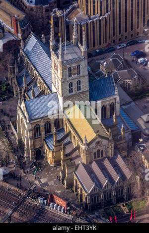 Southwark Cathedral unter dem Schatten der Shard am Südufer der Themse in London, England. Stockfoto