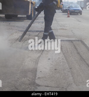 Mann mit Strahlanlage auf Baustellen Stockfoto