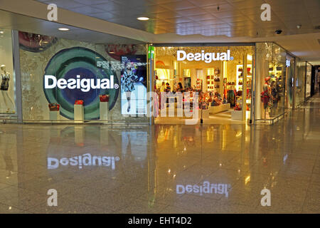 Desigual Designer-Kleidung Shop, Flughafen Barcelona El Prat Stockfoto