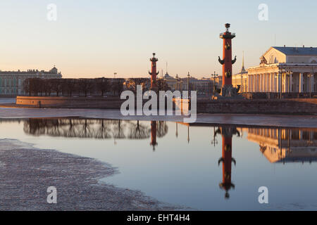 Die alte Sankt Petersburg Börse und Rostral Spalten gesehen vom Fluss Newa, St. Petersburg, Russland. Stockfoto