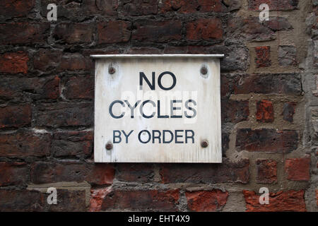 Keine Zyklen Zeichen auf alten Ziegel Wand in York, England, UK Stockfoto