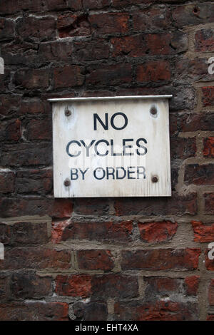 Keine Zyklen Zeichen auf alten Ziegel Wand in York, England, UK Stockfoto