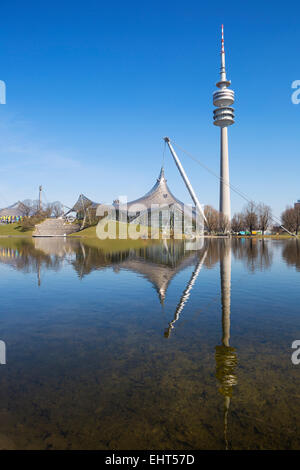 Olympiapark München (Olympiahalle) und am See, Deutschland. Stockfoto