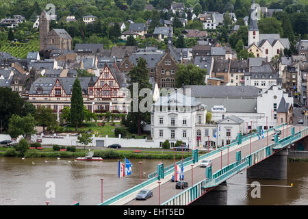 Stadtbild mit Menschen und Autos über die Brücke über der Mosel in Traben-Trarbach, Deutschland Stockfoto