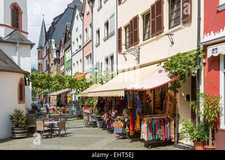 Historischen Zentrum der mittelalterlichen Stadt Bernkastel mit unbekannten Touristen Einkaufs- und sitzen auf Terrassen in Bernkastel, Deutschland Stockfoto