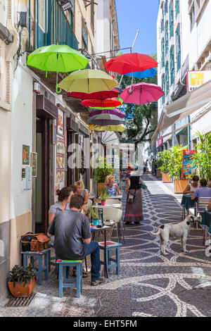 Touristen sitzen auf der Terrasse eines kleinen Restaurants in Funchal, die Hauptstadt von Madeira, Portugal Stockfoto