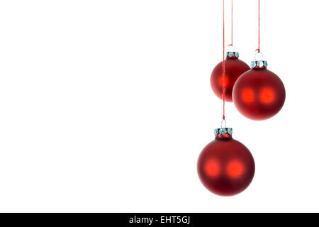 Drei hängen Weihnachtskugeln auf einem weißen Hintergrund Stockfoto