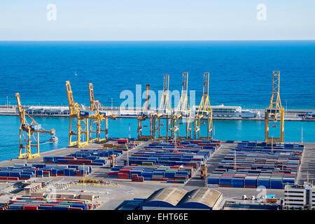 Blick auf den Hafen von Barcelona mit dem blauen Mittelmeer in den Rücken Stockfoto