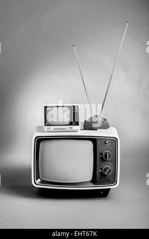 Retro 60er TVs in schwarz und weiß. Stockfoto