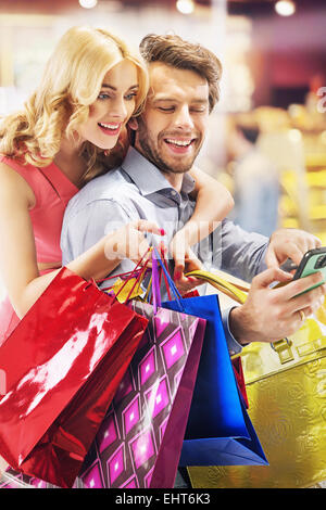 Fröhliche junge Menschen während des Einkaufs Stockfoto